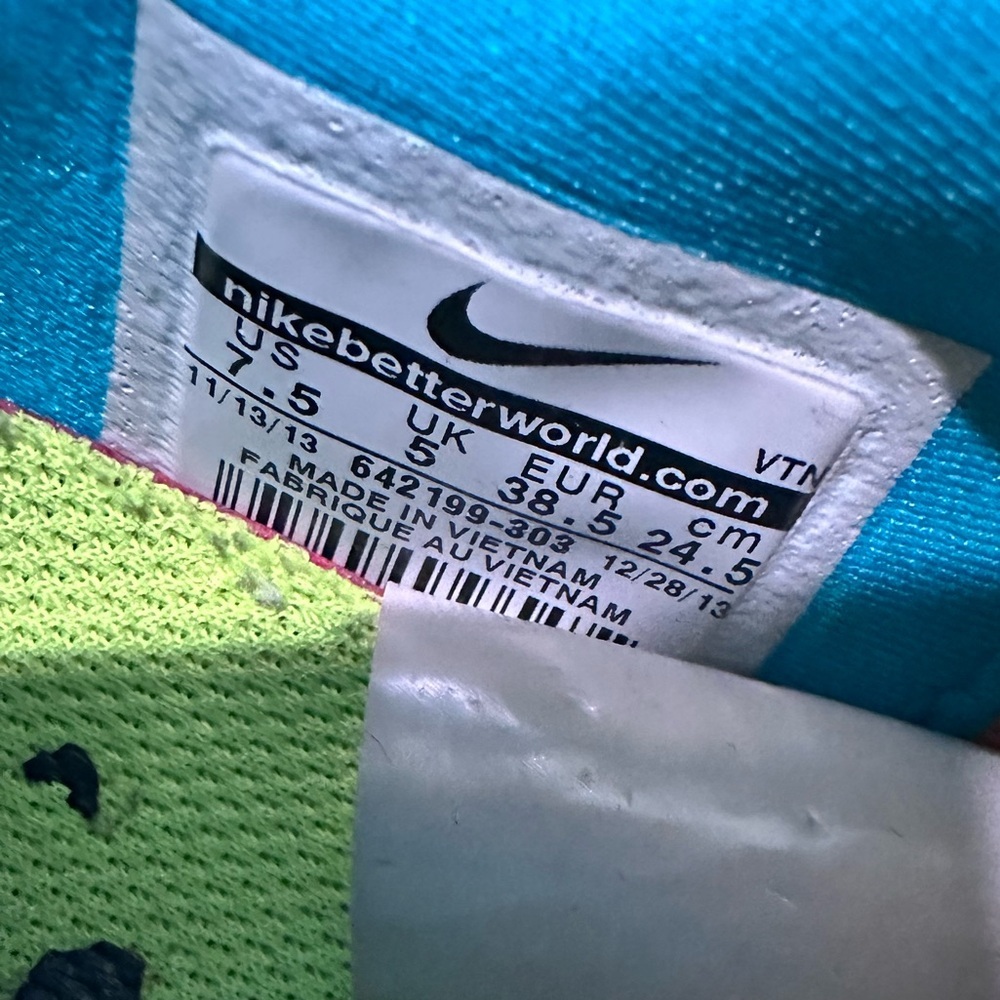 Nike women’s Teal and Yellow Athletic Shoes - Picture 8 of 8
